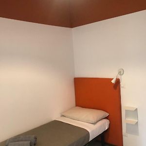 Zimmer mit Kingsize-Bett