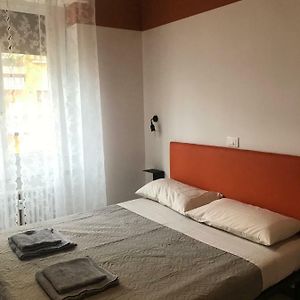 Zimmer mit Kingsize-Bett
